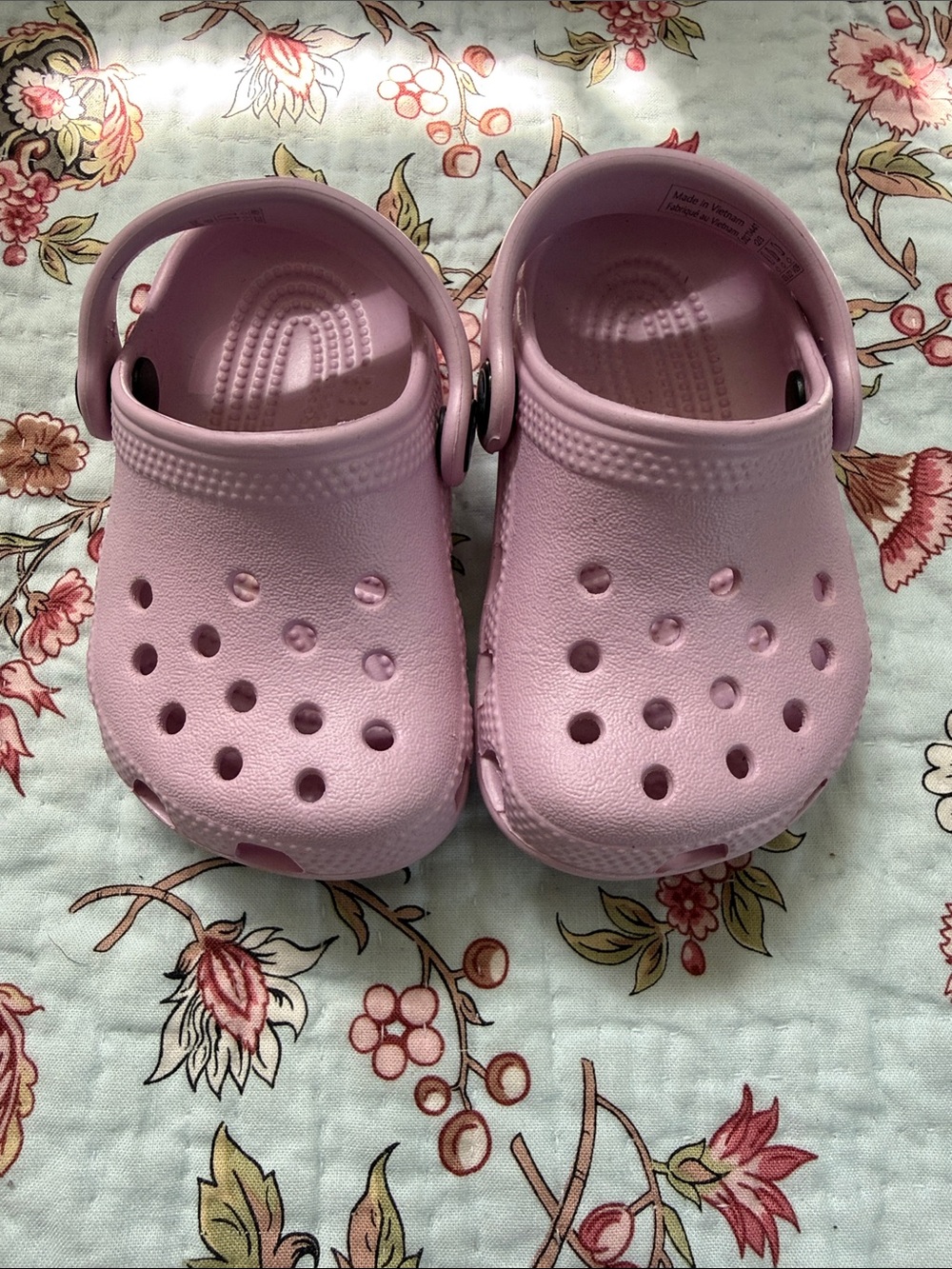 NEW W/ out tags CROCS Kids Bubblegum Pink Classic Clog Sandals